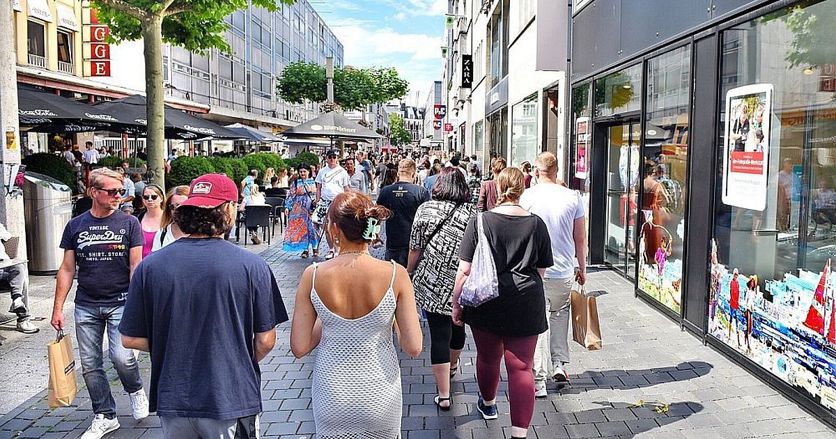 Polizei Bielefeld warnt: Betrüger täuschen in der Innenstadt Notlage vor