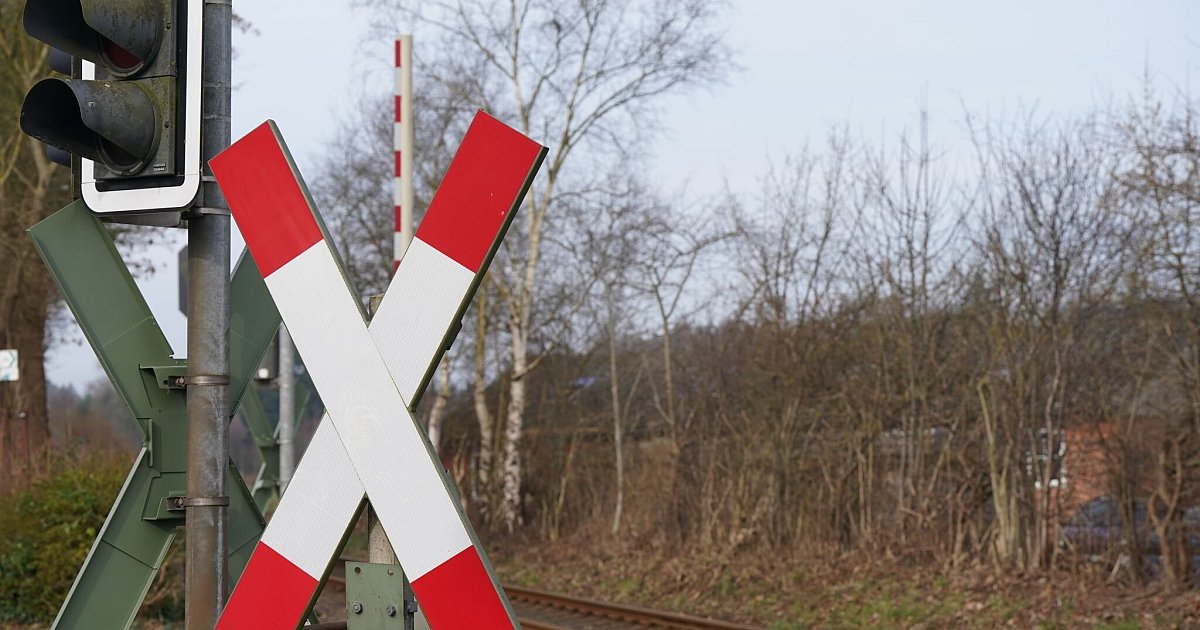 Von S-Bahn erfasst: Zwei Menschen sterben an Bahnübergang | NRW