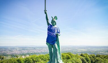 Arminia-Fans können Teile des Hermann-Trikots für gute Zwecke kaufen