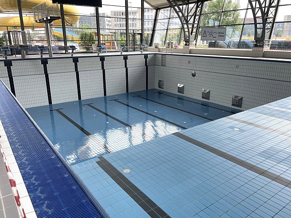 Das Wasser im Sportbad des Ishara ist aktuell abgelassen und gibt den beeindruckenden Blick auf 3,8 Meter Tiefe frei. - © Stadtwerke Bielefeld GmbH