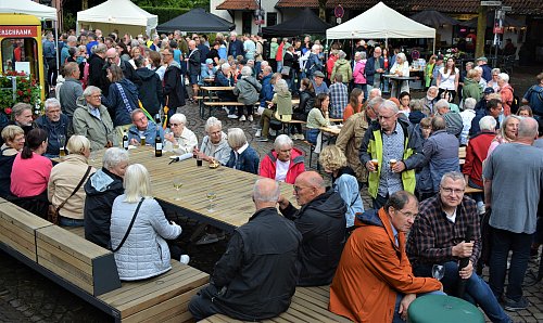 Die erfolgreiche Veranstaltungsreihe Feierabendmarkt auf dem Venghauss-Platz hat bei seiner 10. Ausgabe nur zu Beginn unter starkem Regen gelitten. Als die Wolkendecke lockerer wurde, füllte sich der Venghauss-Platz im Handumdrehen. - © Ekkehard Hufendiek