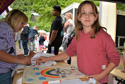 Die achtjährige Karolina malt in der eigens eingerichteten Kinder-Ecke einen Jute-Beutel an. - © Ekkehard Hufendiek