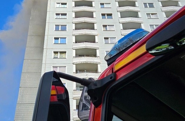 FW Dresden: Wohnungsbrand in der 15.Etage eines Wohnhochhauses