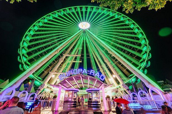 Im wahrsten Sinne des Wortes ein Höhepunkt: das Riesenrad auf der Libori-Kirmesmeile. - © Besim Mazhiqi