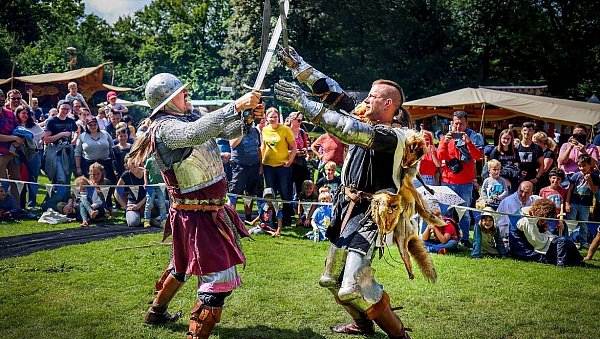 Sparrenburgfest 2025: Fliegt den Rittern wirklich das Blech weg, wenn sie ihre Schaukämpfe austragen? - © Sarah Jonek