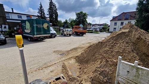 Der Ersatz-Kundenparkplatz an der Martin-Luther-Straße wird offenbar in erster Linie von Baufahrzeugen genutzt. - © Uwe Pollmeier
