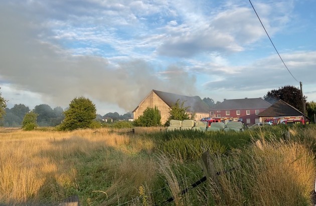 FW-DO: Scheunenbrand in Dortmund-Scharnhorst - Brandbekämpfung dauert derzeit noch an