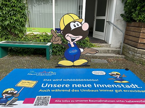 Maulwurf "Iseky", hier als 170 Zentimeter großer Aufsteller, wirbt während der Bauphase dafür, wie schön Halle ist. - © Stadt Halle