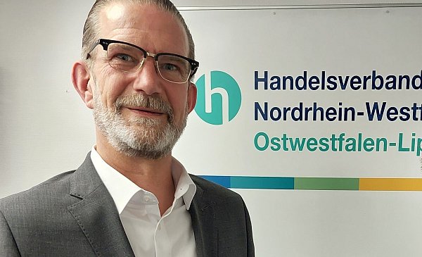 Hauptgeschäftsführer Jan-Erik Weinekötter vom Handelsverband OWL sagt, dass Kundinnen und Kunden im Bielefelder Einzelhandel in den kommenden Wochen mit deutlichen Preisnachlässen rechnen können. - © Handelsverband OWL