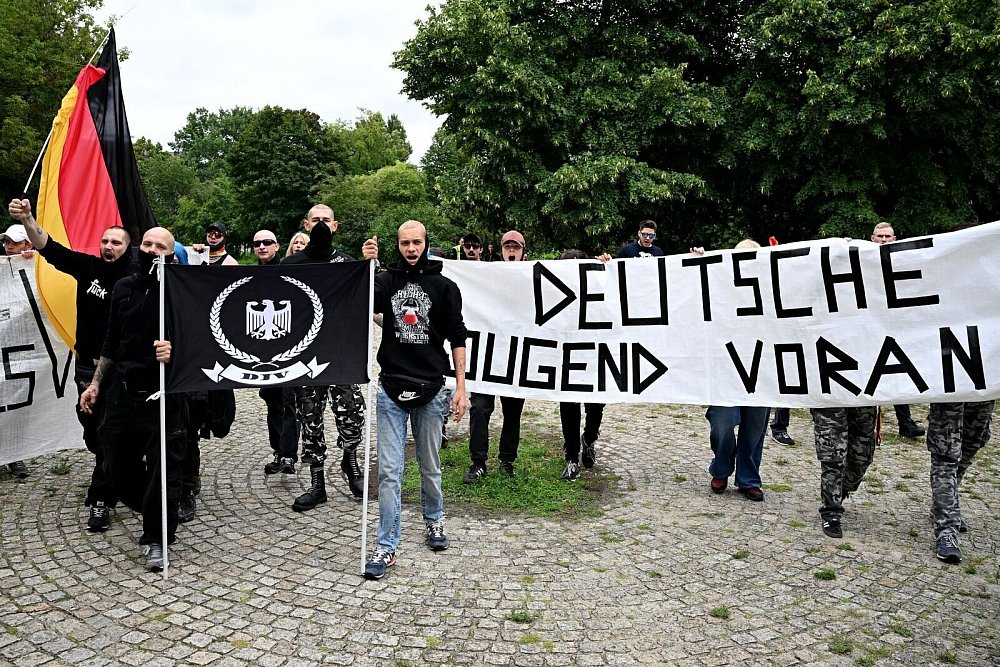 Etwa 30 bis 50 Personen beteiligten sich an einer rechten Gegendemonstration. - © Bernd von Jutrczenka/dpa