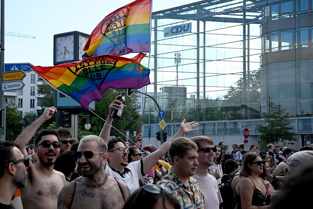 Beim CSD wird für Vielfalt, Menschenrechte und den Schutz von Minderheiten demonstriert. - © Bernd von Jutrczenka/dpa
