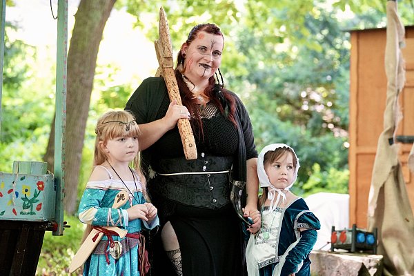 Sarah Wordelmann mit ihren Töchtern Freya (7,l.) und Enya (4). - © Peter Unger