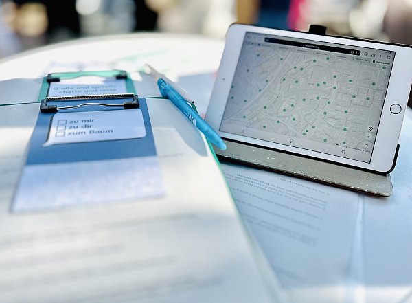 Die interaktive Baum-Info-Karte auf dem Tablet und die Fragen vom Quiz klassisch auf dem Klemmbrett. - © Stefan Becker