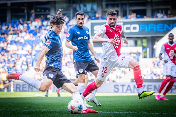 Arminia Bielefelds Daniel Richter kämpft im Testspiel gegen die AS Monaco mit Caio Henrique vom AS Monaco um den Ball. - © Sarah Jonek