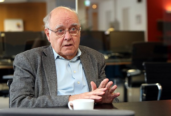 Godehard Franzen, Verkehrsexperte und langjähriger Lokalpolitiker in Bielefeld (SPD), erklärt, dass vergleichbare Städte oft ein deutlich längeres Stadtbahnnetz haben als Bielefeld. - © Wolfgang Rudolf