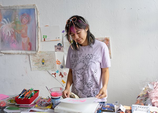 Gastkünstlerin Maria Jeona Zoleta aus Manila stellt bei Artists Unlimited aus. - © Alparslan Öztürk