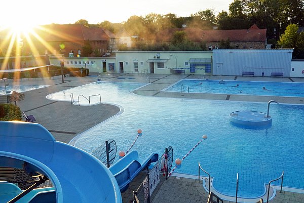 Im Sommerbad Minden findet wieder das beliebte 24-Stunden-Schwimmen statt. - © rw-system