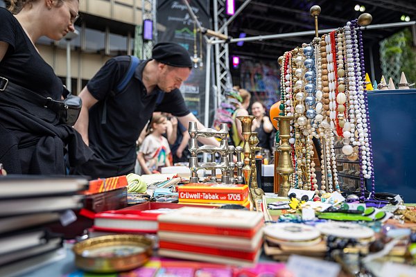 Flohmärkte wie hier in Bielefeld sind sehr beliebt in OWL. Auch in Vlotho findet am Wochenende unter der Weserbrücke ein Trödelmarkt statt. - © Symbolbild: Oliver Krato