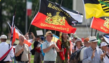 "Reichsbürger" wollen sich in Karlsruhe versammeln. (Archivbild) Foto: -/dpa