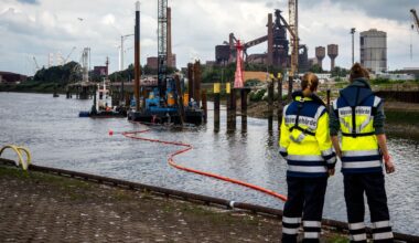 Die Bergungsarbeiten wurden laut Hafenamt gegen 19.00 Uhr beendet. Foto: Sina Schuldt/dpa