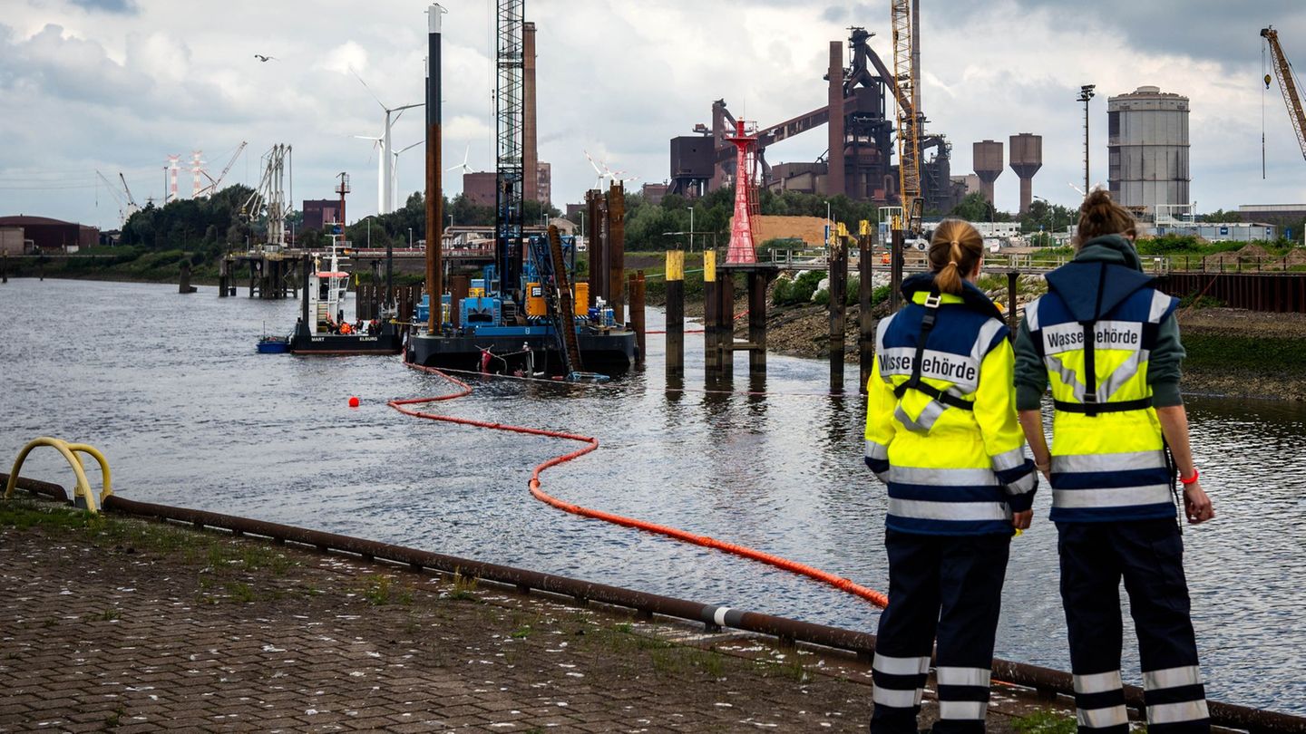Die Bergungsarbeiten wurden laut Hafenamt gegen 19.00 Uhr beendet. Foto: Sina Schuldt/dpa