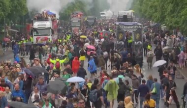 "Rave the Planet": Demonstranten ziehen bei Regen feiernd durch Berlin - Panorama