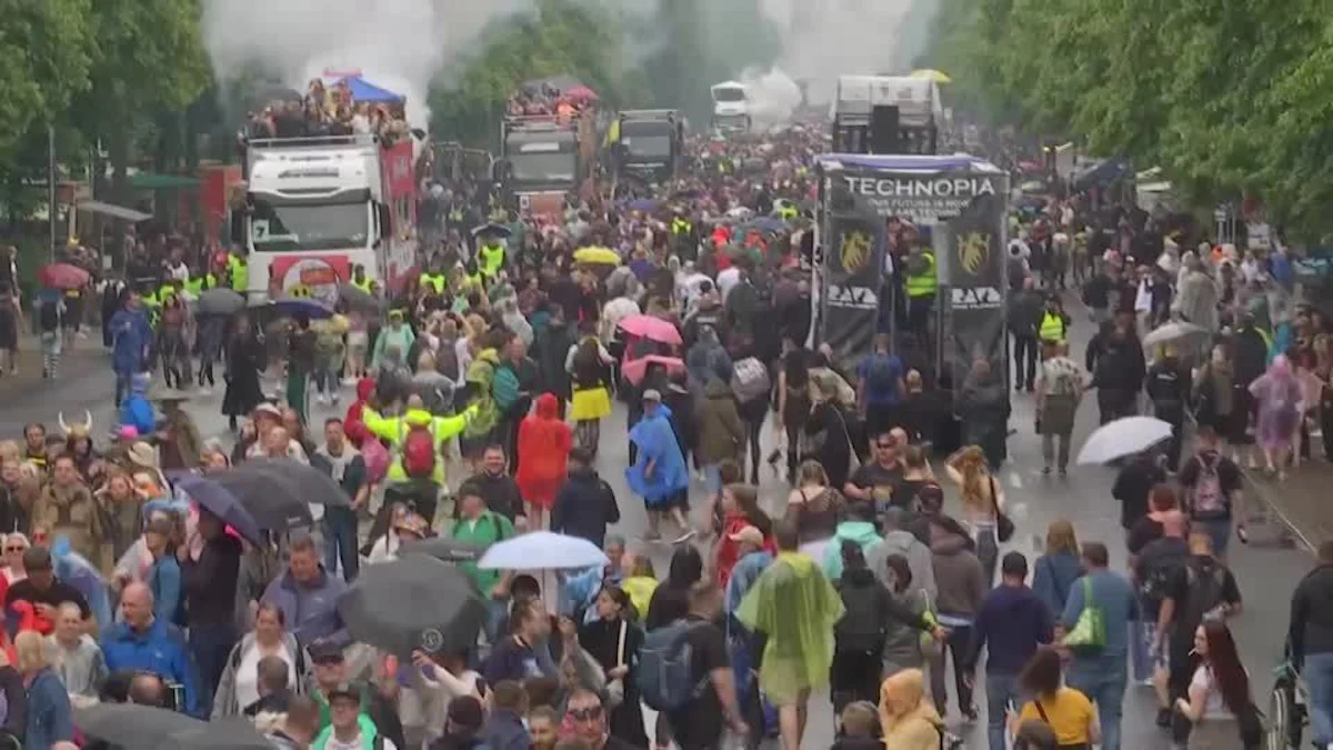 "Rave the Planet": Demonstranten ziehen bei Regen feiernd durch Berlin - Panorama