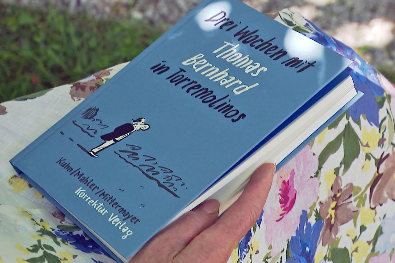 Buch „Drei Wochen mit Thomas Bernhard in Torremolinos“ auf Schoß von Frau