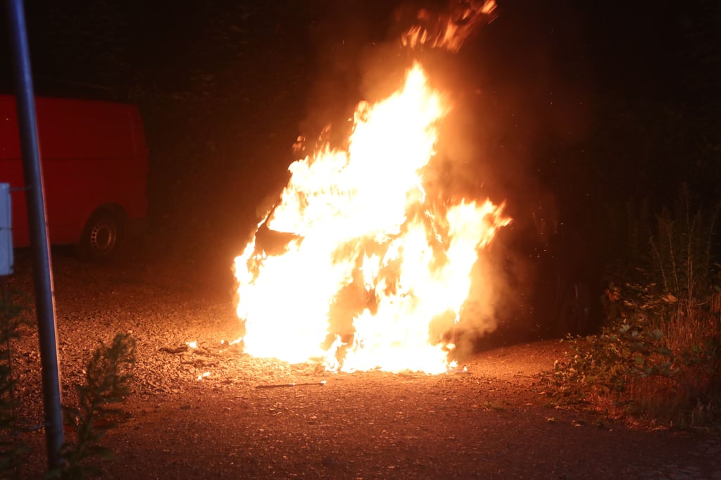 Beim Eintreffen der Feuerwehr stand der Wagen bereits in Vollbrand. 