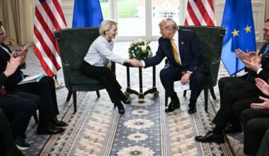 Von der Leyen und Trump besiegeln die Einigung mit einem Handschlag