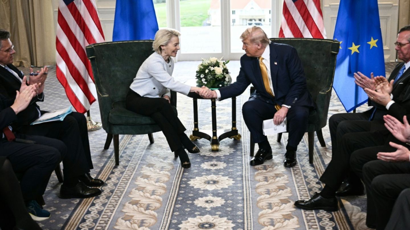 Von der Leyen und Trump besiegeln die Einigung mit einem Handschlag