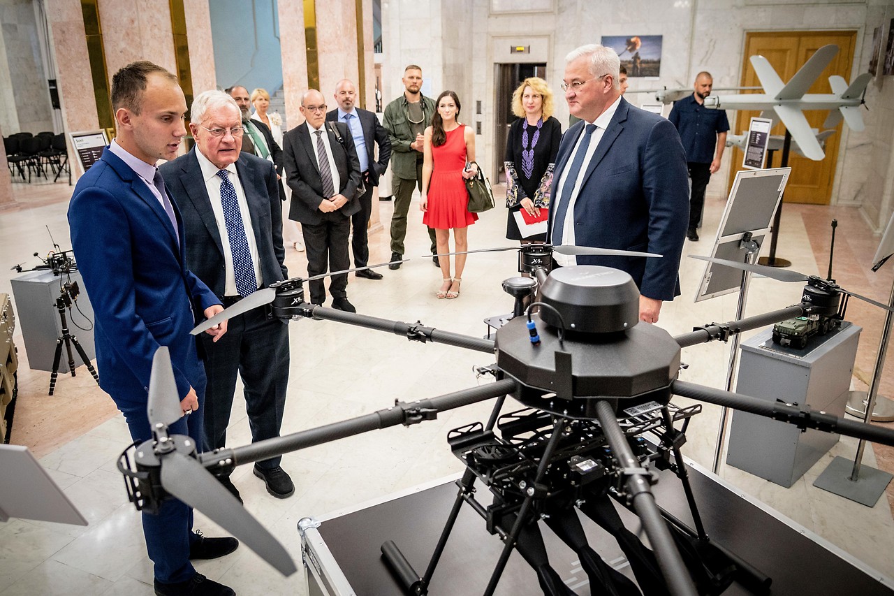 US-Sonderbeauftragter Joseph Keith Kellogg inspieziert eine Drohne mit dem ukrainischen Außenminister Andrii Sybiha