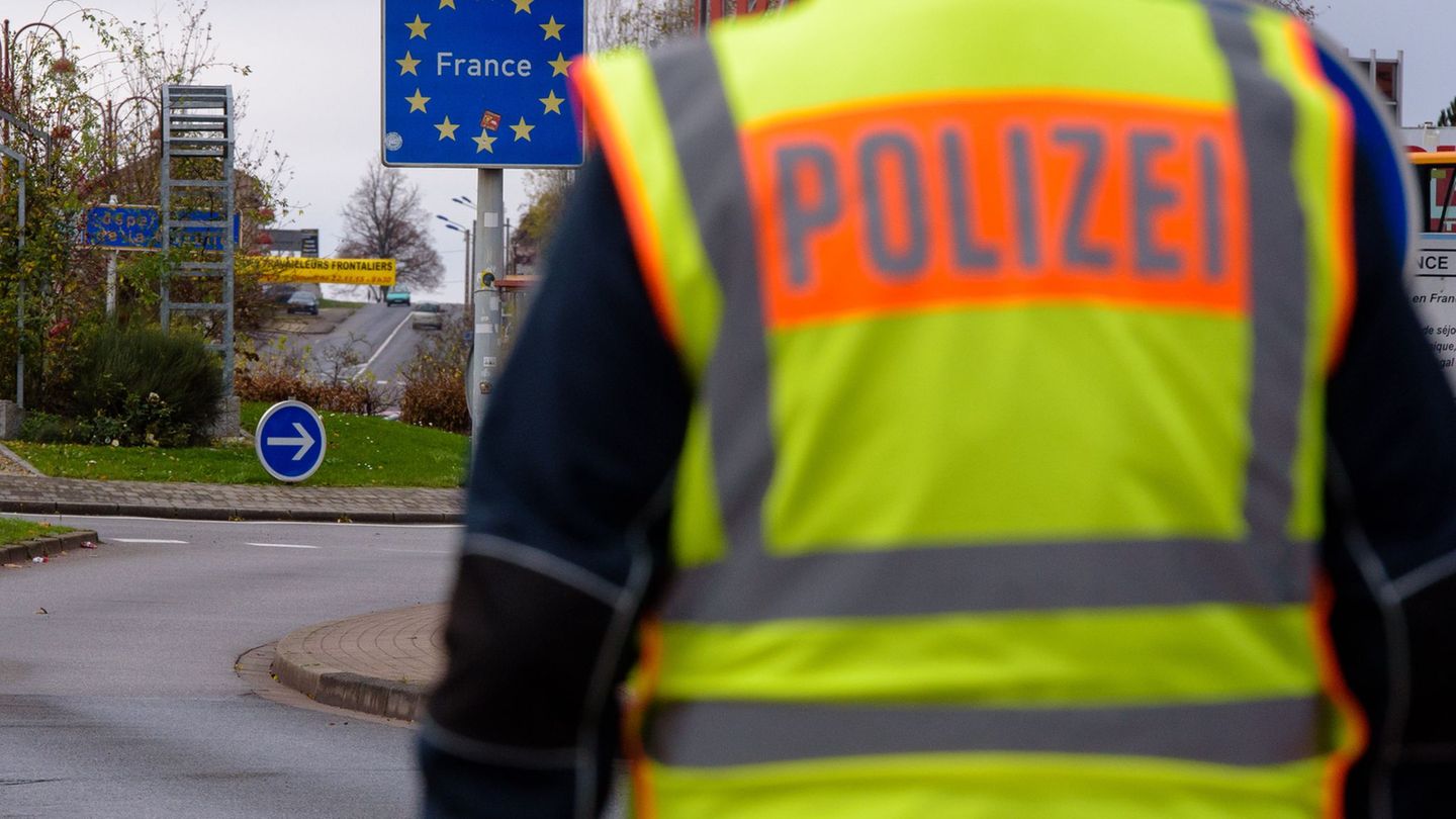 Die Bundespolizei verhindert eine Schleusung mit einem Kleintransporter. (Symbolbild) Foto: picture alliance / dpa