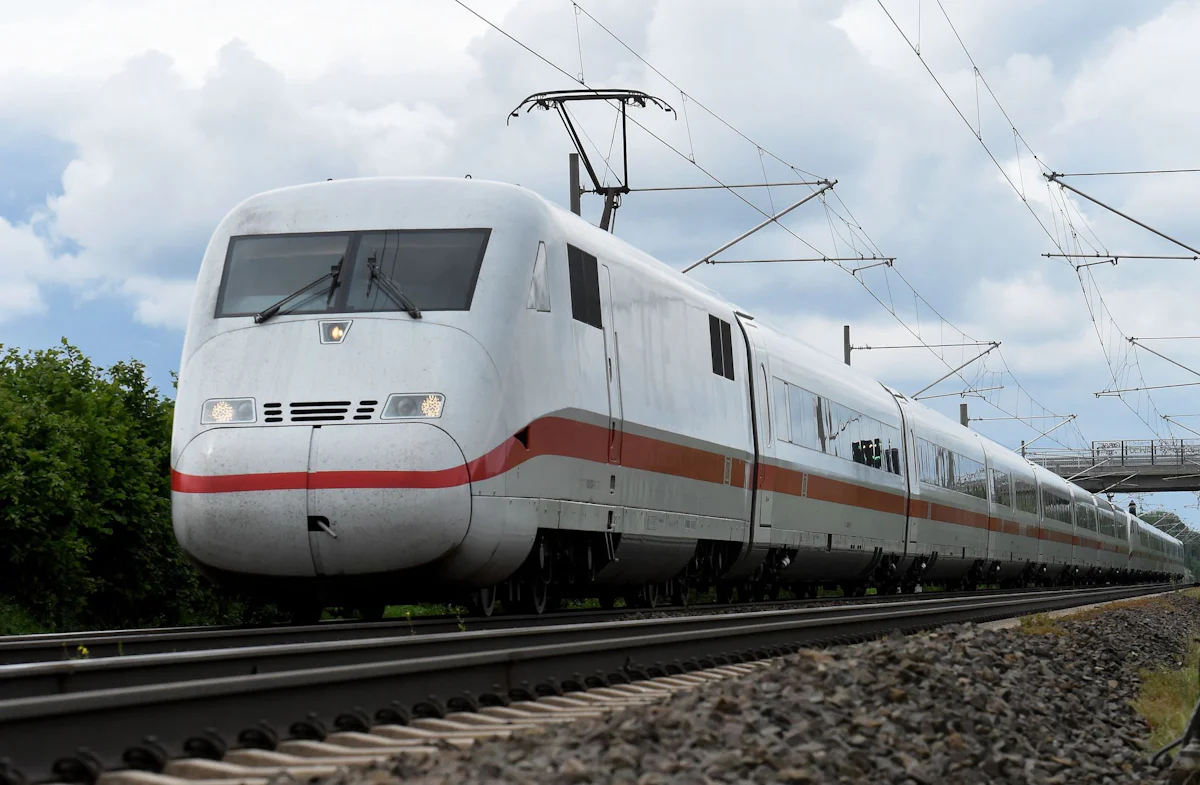 Deutsche Bahn - Böschungsbrand: Verspätungen auf Strecke Hamburg-Hannover - Wirtschaft