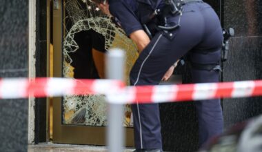 Riesenloch in der Eingangstür: Ein Juwelier in Gelsenkirchen wurde überfallen. Foto: Christoph Reichwein/dpa