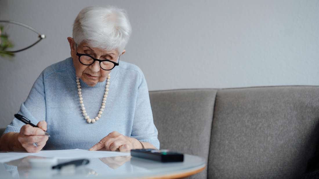 Mythos 2: Die Rente muss nicht versteuert werden. Auch das ist nicht richtig. Renten sind grundsätzlich Einkommenssteuer- beziehungsweise Lohnsteuerpflichtig. Jedoch wird das Geld derzeit nicht voll versteuert. Der Prozentsatz hängt vom Zeitpunkt des Renteneintritts ab.