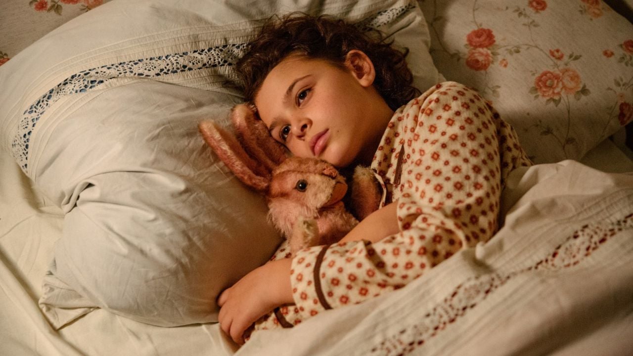 Ein beeindruckender Auftritt: Riva Krymalowski als Anna mit ihrem rosa Stoffkaninchen.