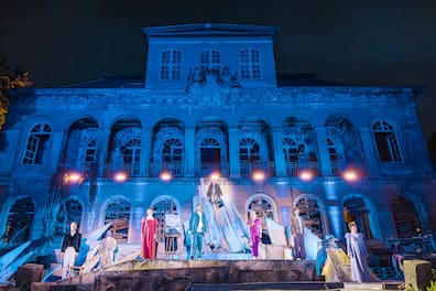 Schloss Übigau bietet die ideale Kulisse für „Der Wanderer über dem Nebelmeer“, das neue Sommertheater-Stück der Comödie Dresden.