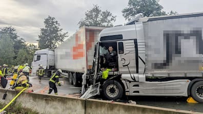 Der mit Stahl beladene hintere Lkw muss zunächst entladen werden, bevor er geborgen werden kann.