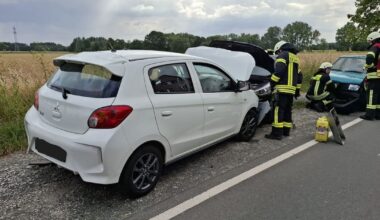 Autofahrerin kommt von der Straße ab und rammt zwei Wagen