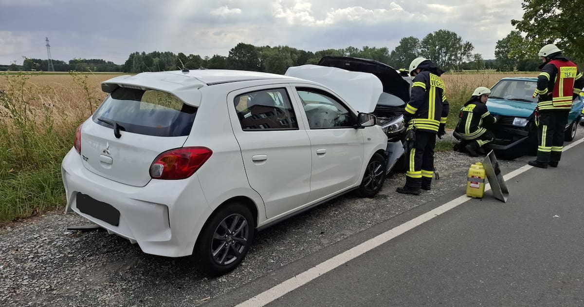 Autofahrerin kommt von der Straße ab und rammt zwei Wagen