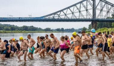 Hunderte Teilnehmer beim Elbeschwimmen in Dresden