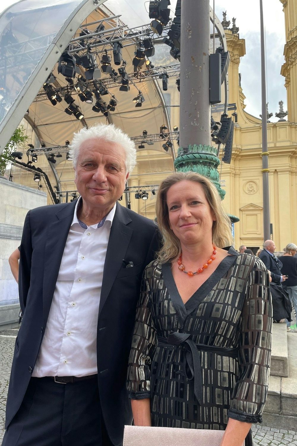 Udo Wachtveitl und Kathrin Koch genießen den Abend. Der Schauspieler, der dieser Tage seinen letzten Münchner Tatort abgedreht hat, ist ein großer Klassikfan und hat die Konzerte am Odeonsplatz regelmäßig moderiert.