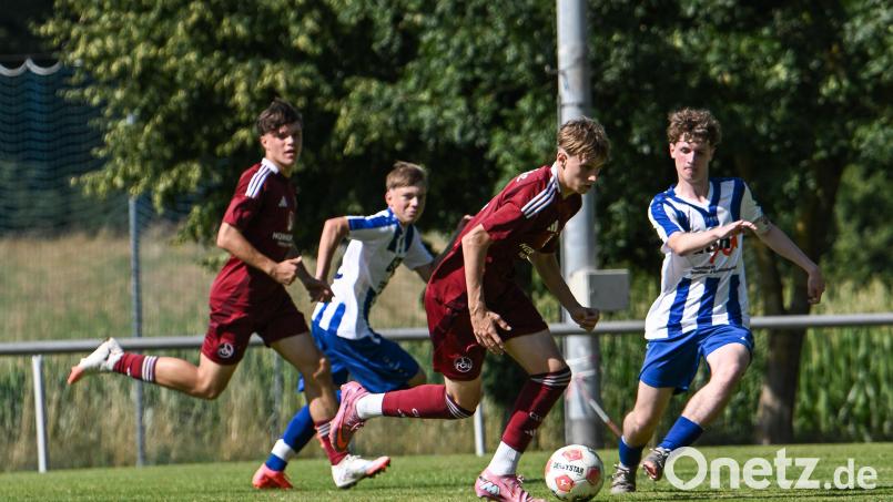 Den jungen Kickern des SV Raigering (blau-weiß gestreifte Trikots) blieb gegen die flinknken Nürnberger meist nur das Nachsehen. Bild: Jonas Löffler