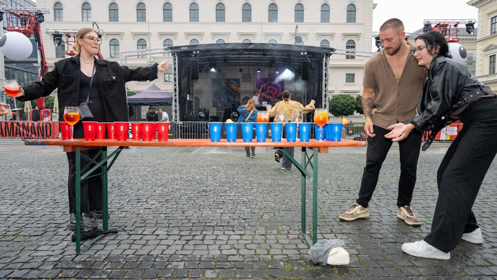Bier-Pong am Wittelsbacher Platz: Viele Besucher lassen sich die Laune nicht verderben.
