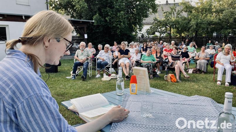 Kristine Bilkau liest im Schlossgarten aus ihrem neuen Roman „Halbinsel“ und begeistert ihre Zuhörer auch mit Erläuterungen zum Hintergrund der Geschichte. Bild: Wilnauer