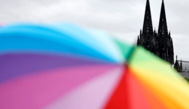 Köln: Streit um Regenbogen-Symbol bei Eröffnung von kirchlicher Schule | Regional