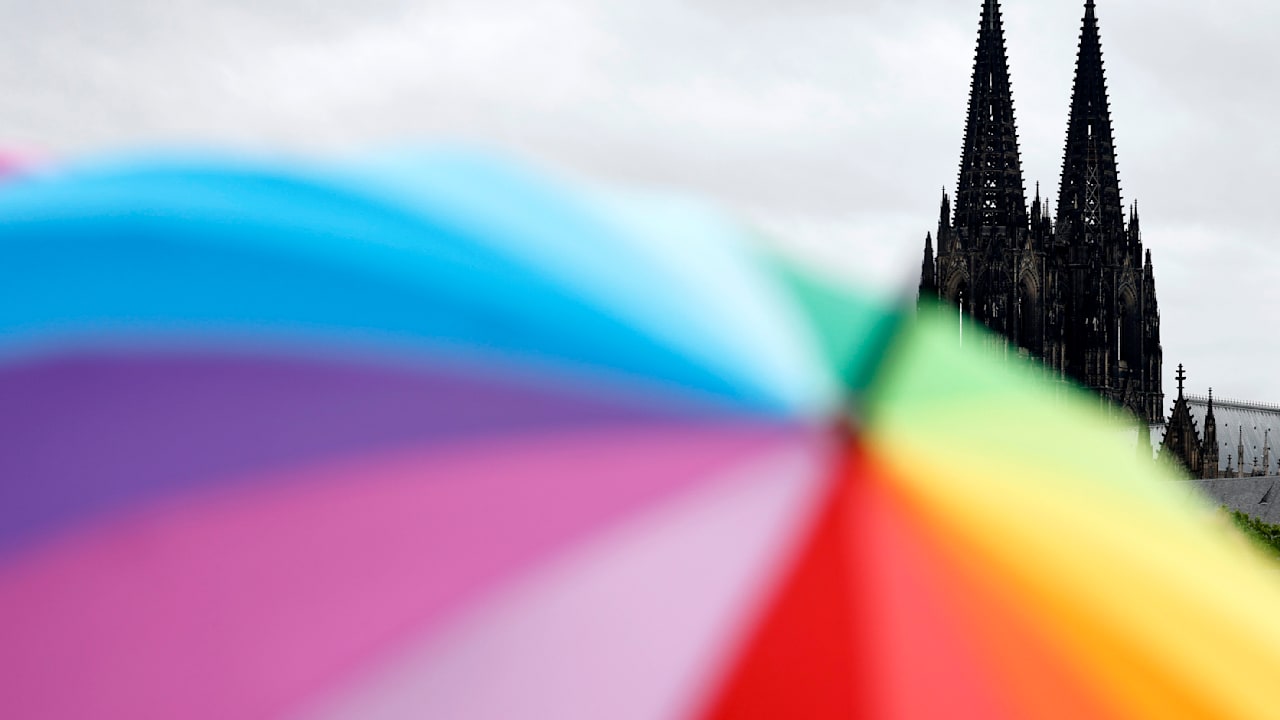Köln: Streit um Regenbogen-Symbol bei Eröffnung von kirchlicher Schule | Regional