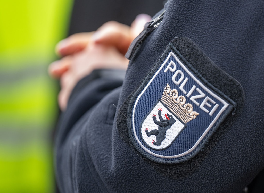 Einsatz bei Familienstreit in Marzahn-Hellersdorf: 18-Jähriger bricht Polizisten Bein