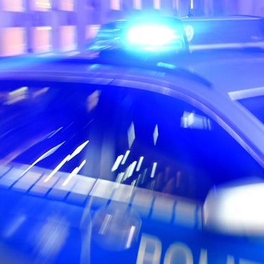 ARCHIV - 06.08.2015, Schleswig-Holstein, Flensburg: Ein Streifenwagen der Polizei mit eingeschaltetem Blaulicht.